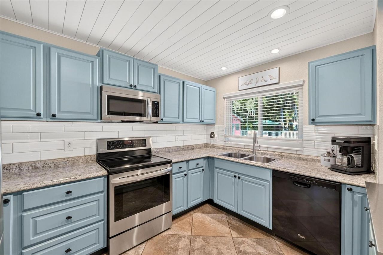 8106 Spring Drive , Yalaha, FL 34797 Photo