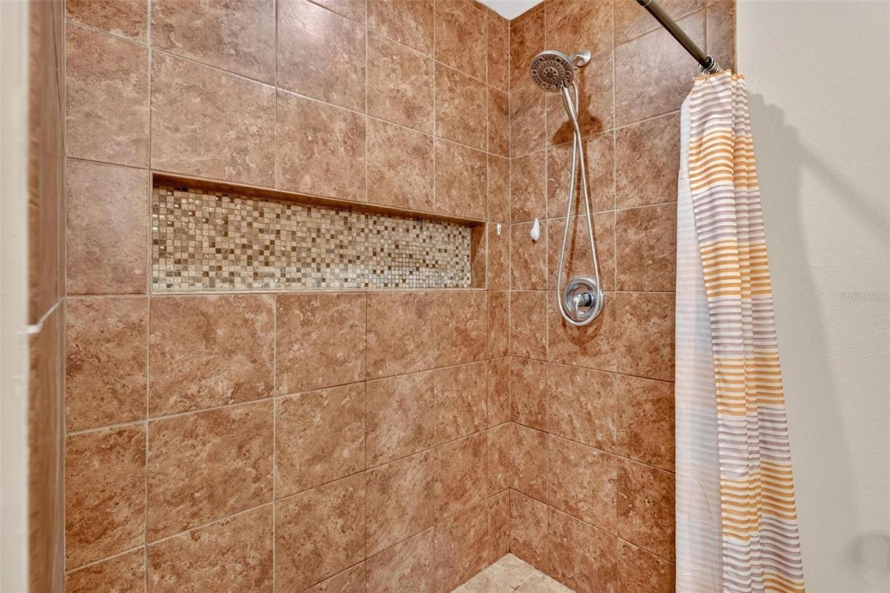 8106 Spring Drive , Yalaha, FL 34797 Photo