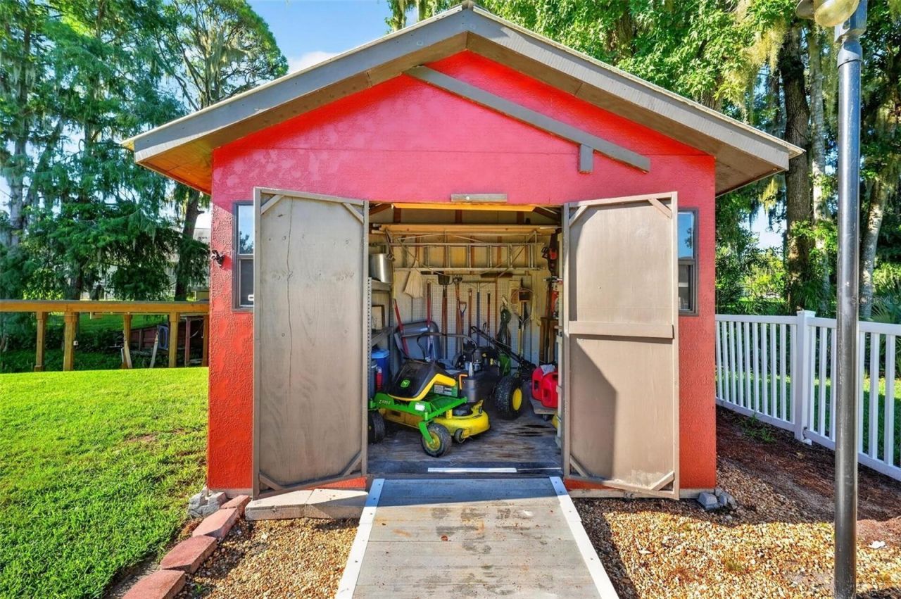 8106 Spring Drive , Yalaha, FL 34797 Photo