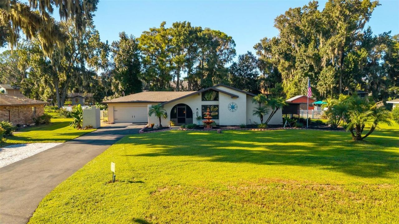 8106 Spring Drive , Yalaha, FL 34797 Photo