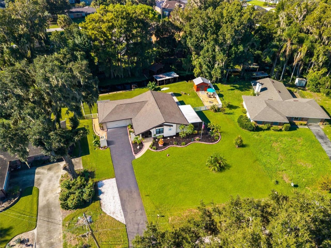 8106 Spring Drive , Yalaha, FL 34797 Photo