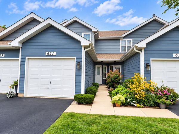 621 Woodhaven Drive, Mundelein, IL 60060