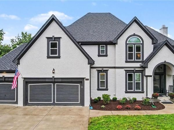 8008 Park Ridge Drive, Parkville, MO 64152