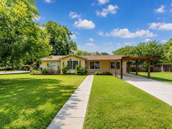 140 Hillcrest DR , Luling, TX 78648