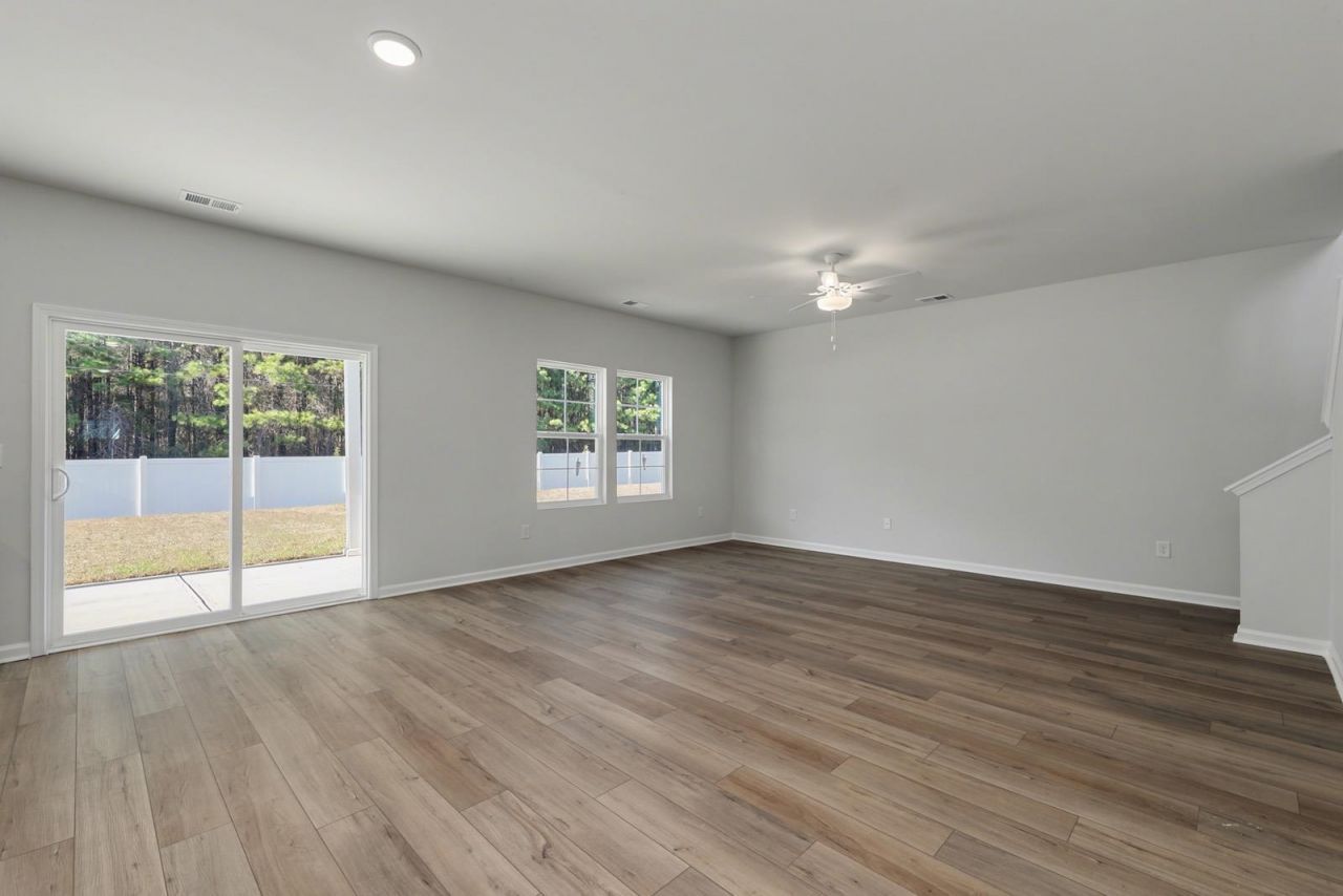 386 Garden Grove St Photo 11