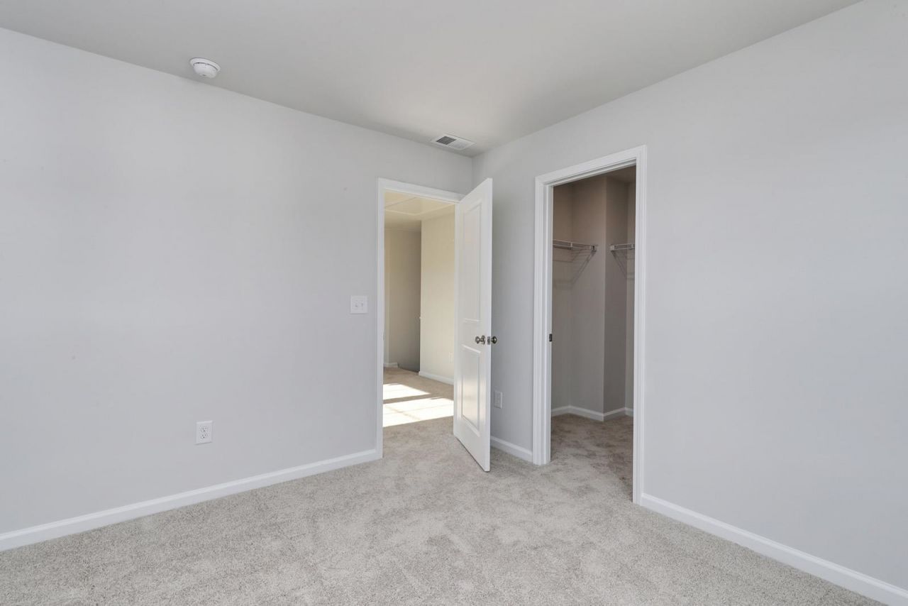 386 Garden Grove St Photo 23
