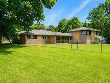 1690 N Center Road , Saginaw Township, Mi 48638