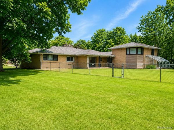 1690 N Center Road , Saginaw Township, Mi 48638