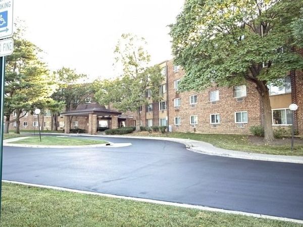 1475 Rebecca Drive, Unit 205, Hoffman Estates, IL 60169