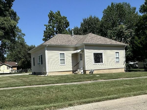 421 W 3RD Street, Taylorville, IL 62568
