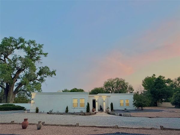 1105 Salamanca Street NW, Los Ranchos, NM 87107