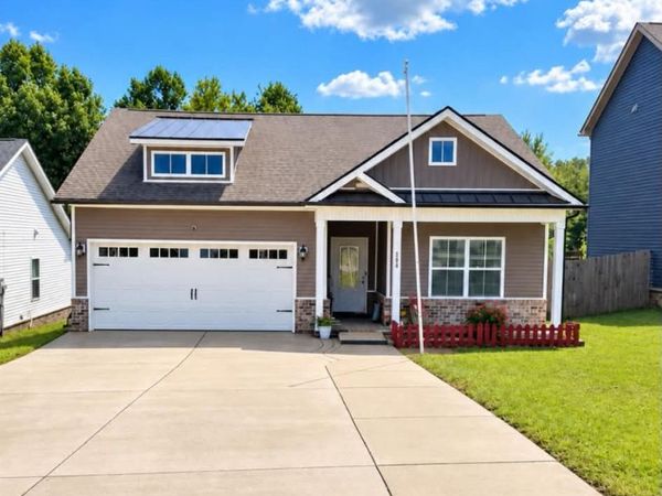 308 College St, Burns, TN 37029