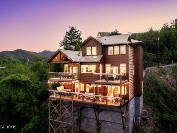 811 Sourwood Drive, Gatlinburg, TN 37738