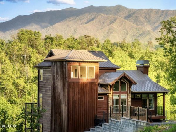 811 Sourwood Drive , Gatlinburg, TN 37738