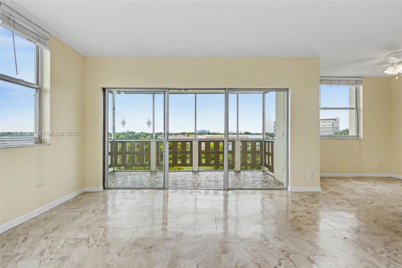 4330 Hillcrest Dr, Unit 520, Hollywood, FL 33021 Photo