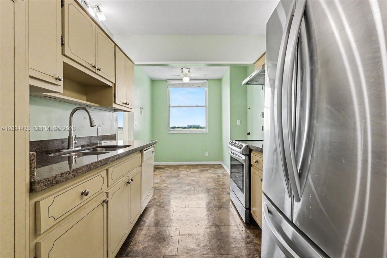 4330 Hillcrest Dr, Unit 520, Hollywood, FL 33021 Photo