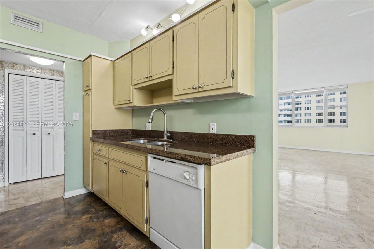 4330 Hillcrest Dr, Unit 520, Hollywood, FL 33021 Photo