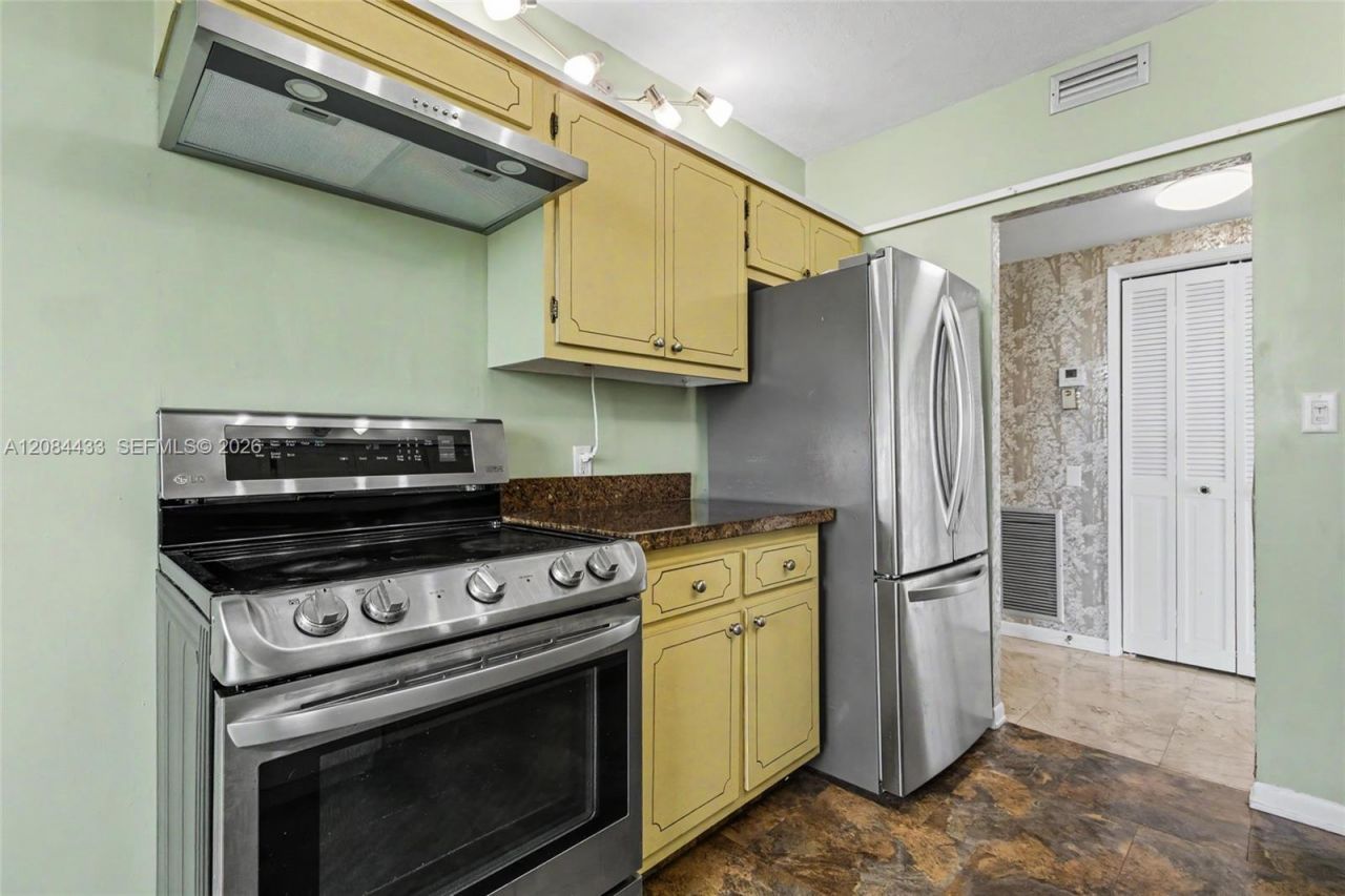 4330 Hillcrest Dr, Unit 520, Hollywood, FL 33021 Photo