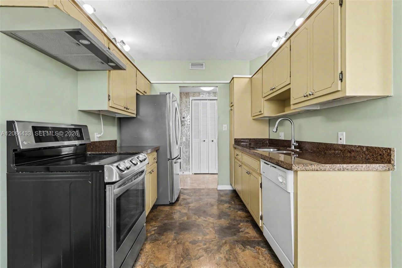 4330 Hillcrest Dr, Unit 520, Hollywood, FL 33021 Photo