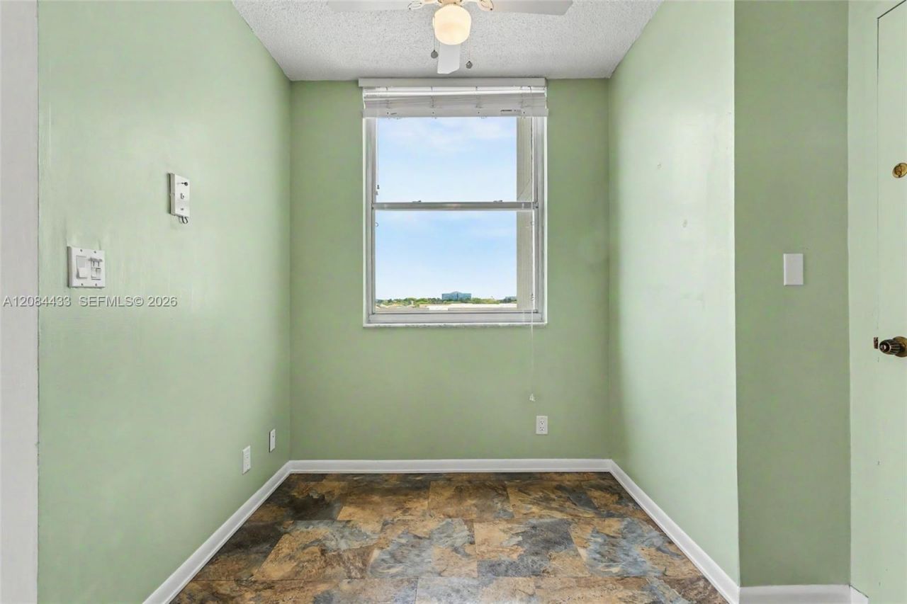 4330 Hillcrest Dr, Unit 520, Hollywood, FL 33021 Photo