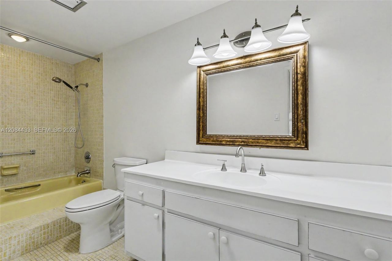 4330 Hillcrest Dr, Unit 520, Hollywood, FL 33021 Photo
