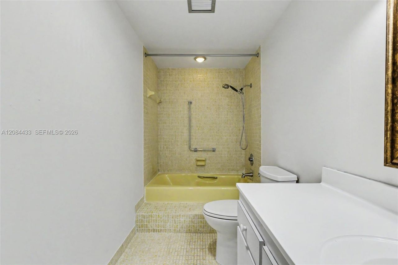 4330 Hillcrest Dr, Unit 520, Hollywood, FL 33021 Photo