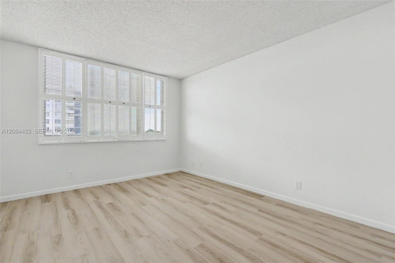 4330 Hillcrest Dr, Unit 520, Hollywood, FL 33021 Photo