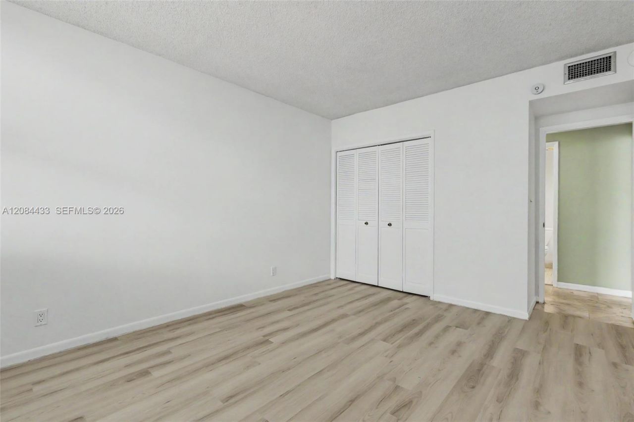 4330 Hillcrest Dr, Unit 520, Hollywood, FL 33021 Photo
