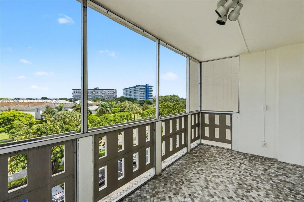 4330 Hillcrest Dr, Unit 520, Hollywood, FL 33021 Photo