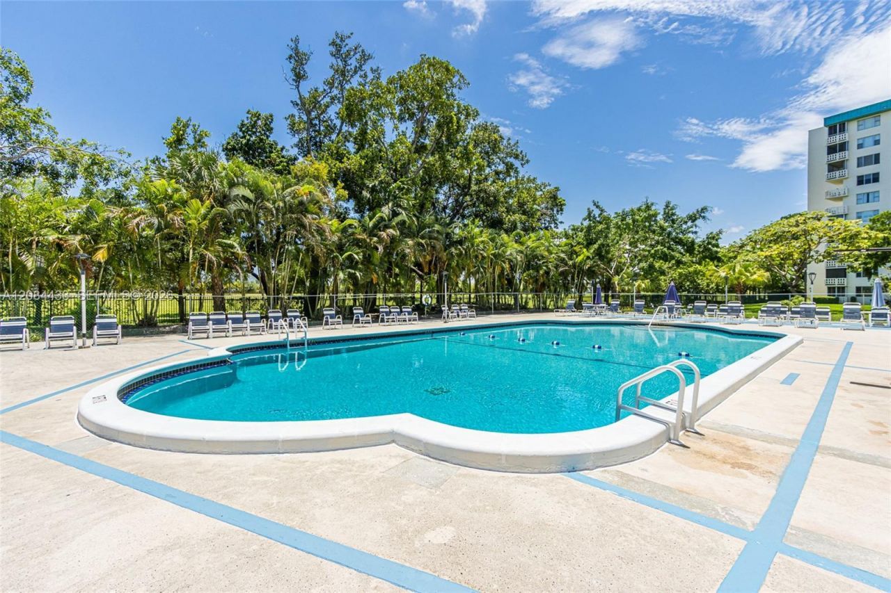 4330 Hillcrest Dr, Unit 520, Hollywood, FL 33021 Photo