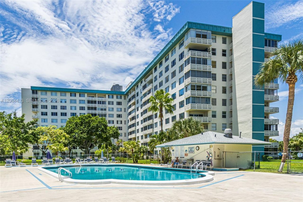 4330 Hillcrest Dr, Unit 520, Hollywood, FL 33021 Photo