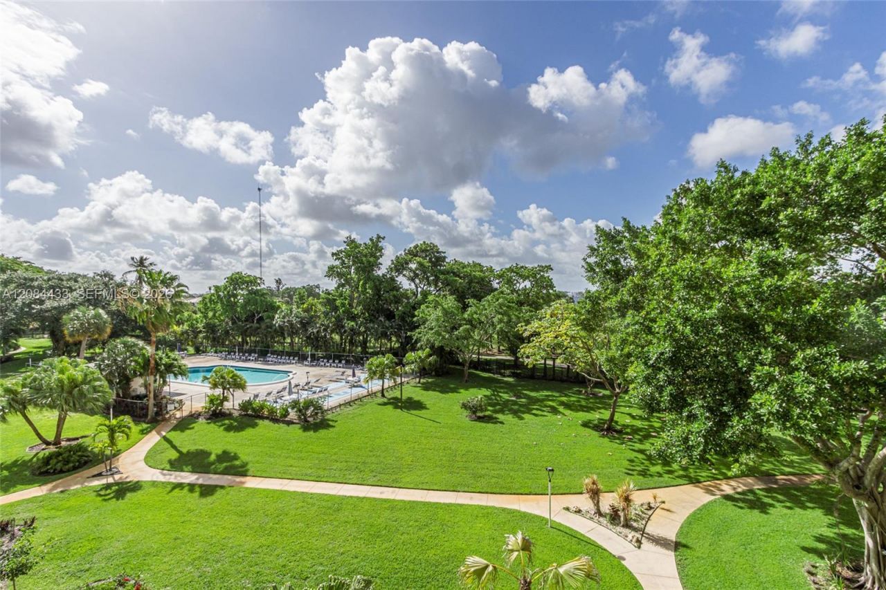4330 Hillcrest Dr, Unit 520, Hollywood, FL 33021 Photo