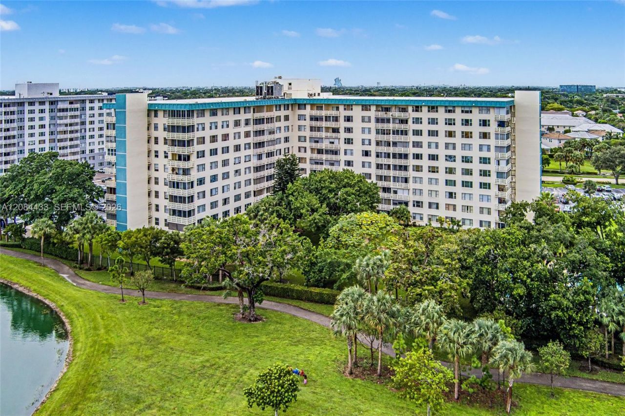 4330 Hillcrest Dr, Unit 520, Hollywood, FL 33021 Photo