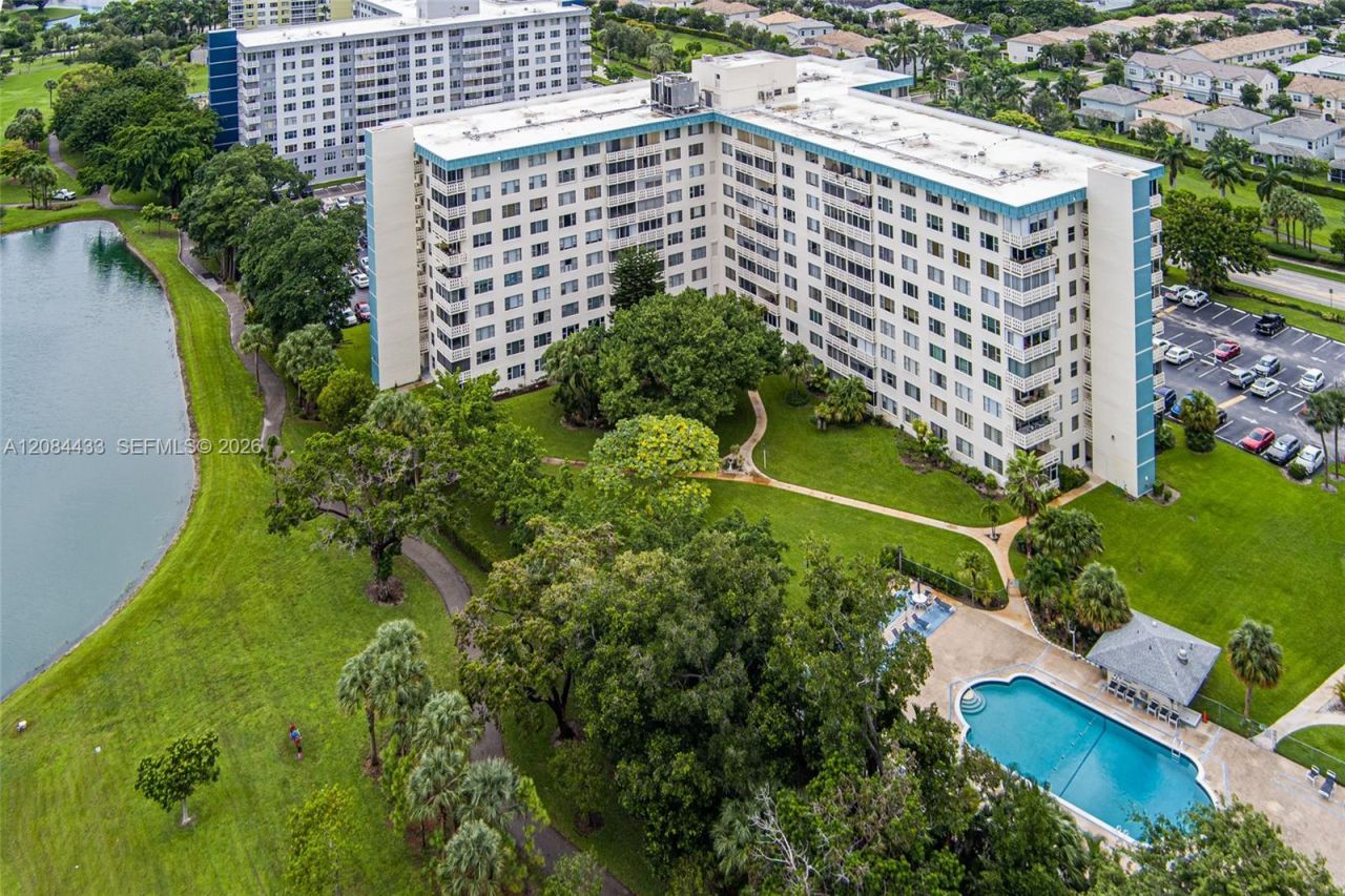 4330 Hillcrest Dr, Unit 520, Hollywood, FL 33021 Photo