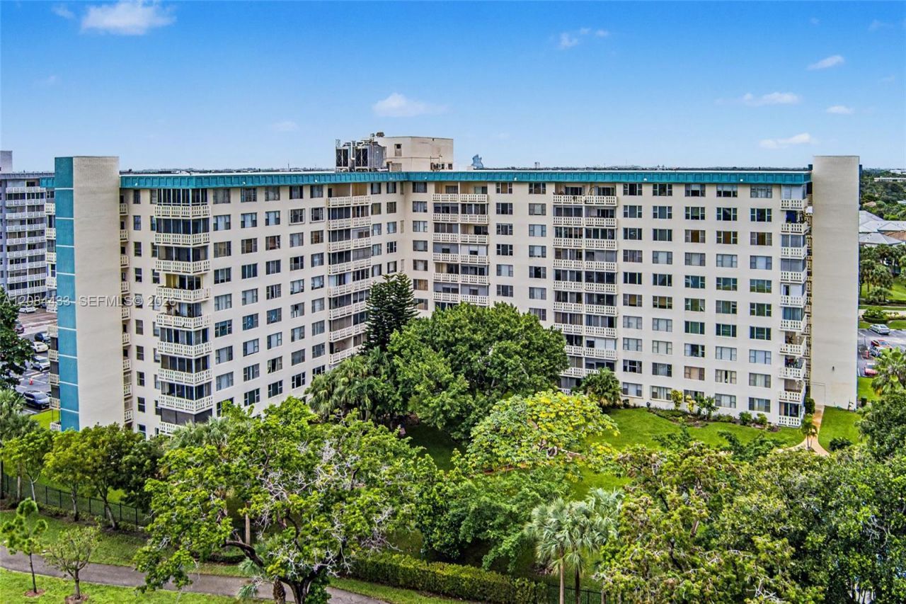 4330 Hillcrest Dr, Unit 520, Hollywood, FL 33021 Photo