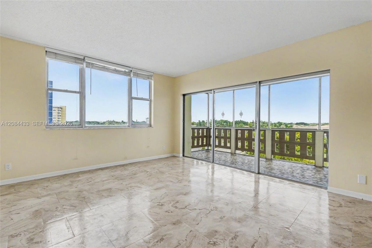 4330 Hillcrest Dr, Unit 520, Hollywood, FL 33021 Photo