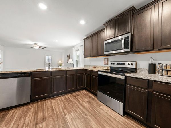 216 Wincanton LN , Jarrell, TX 76537