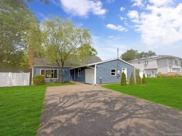 86 Sycamore Lane , Central Islip, NY 11722