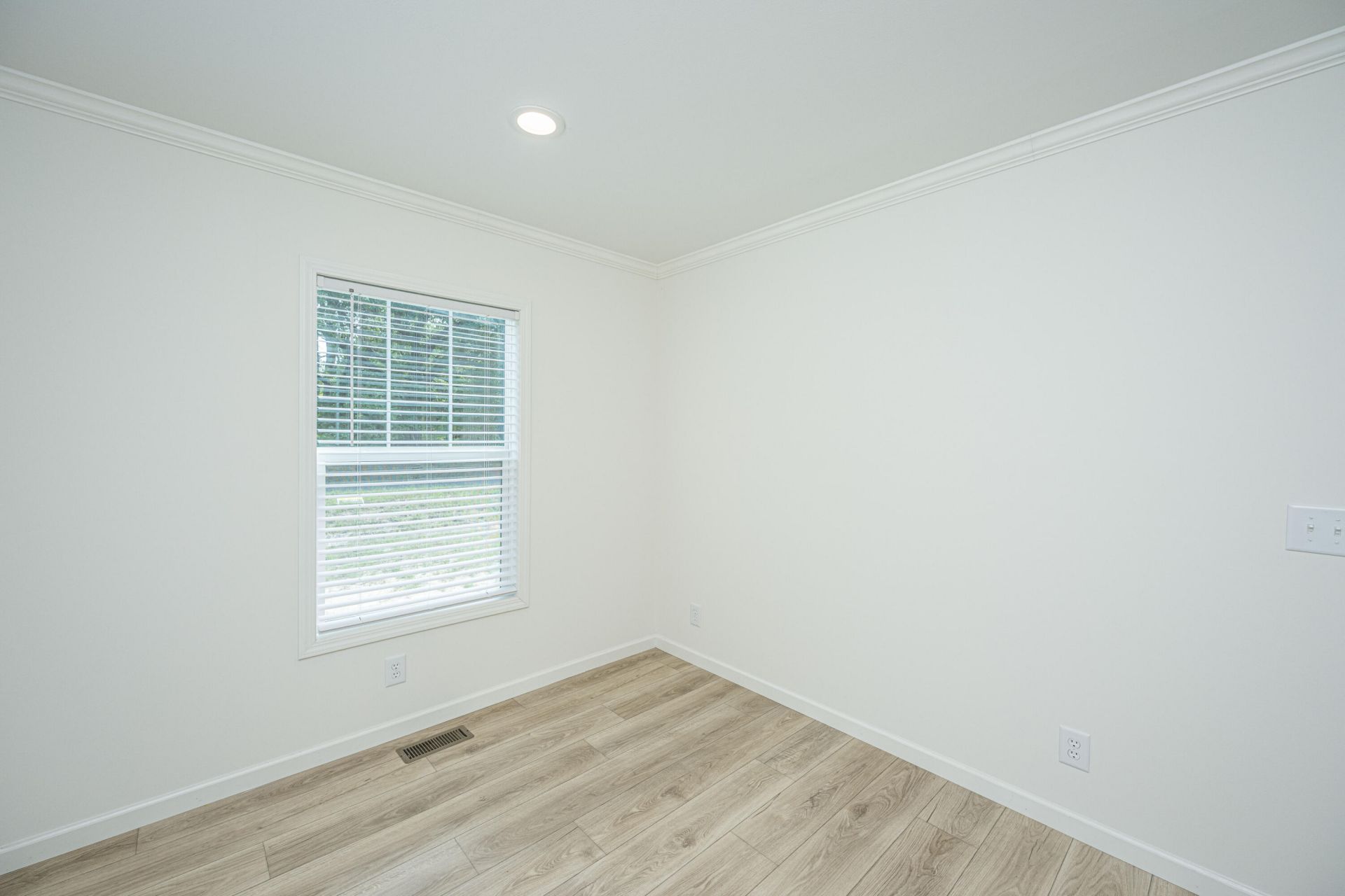 145 Upton Road Photo 32