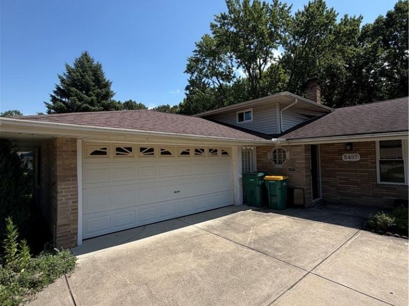 5487 Beacon Hill Court, Seven Hills, OH 44131 Photo 1