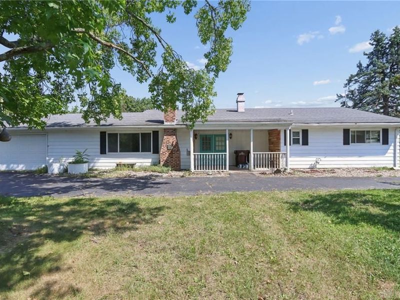 2430 W Choctaw Drive, London, OH 43140 Photo 2
