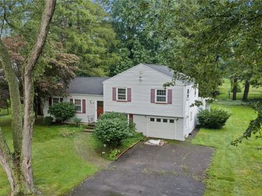 8 Kirklees Road, Pittsford, NY 14534