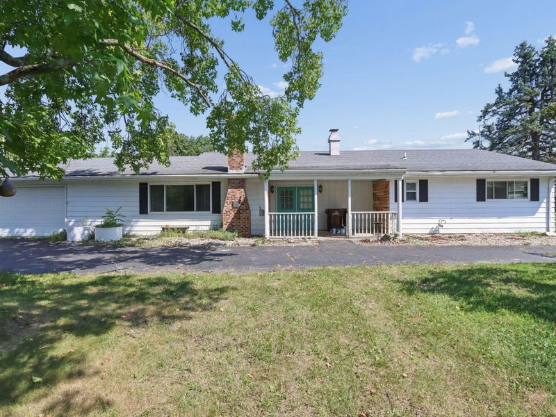 2430 W Choctaw Drive, London, OH 43140 Photo 2