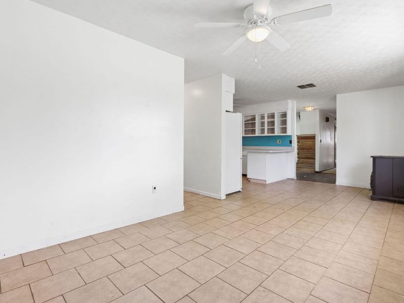 2430 W Choctaw Drive, London, OH 43140 Photo 7