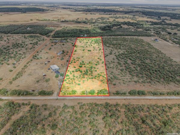877 County Road 106, Floresville, TX 78114