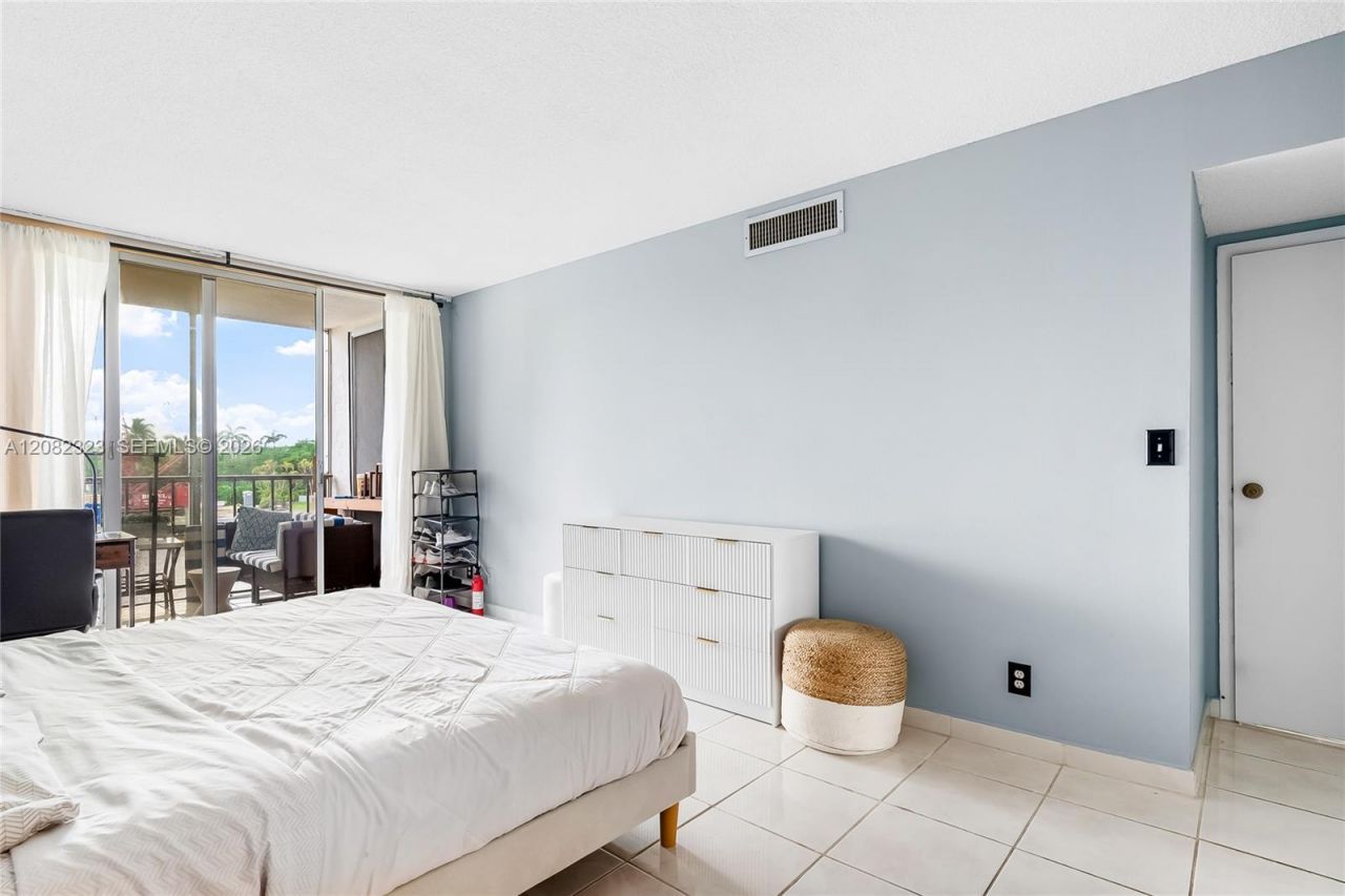 601 Three Islands Blvd , Unit 304, Hallandale Beach, FL 33009 Photo