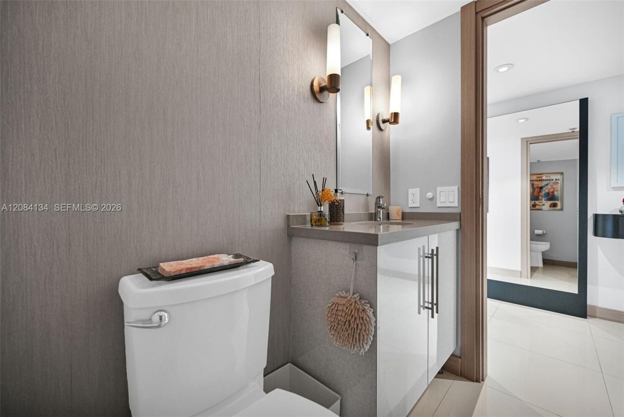 801 N Venetian Dr, Unit 1208, Miami, FL 33139 Photo