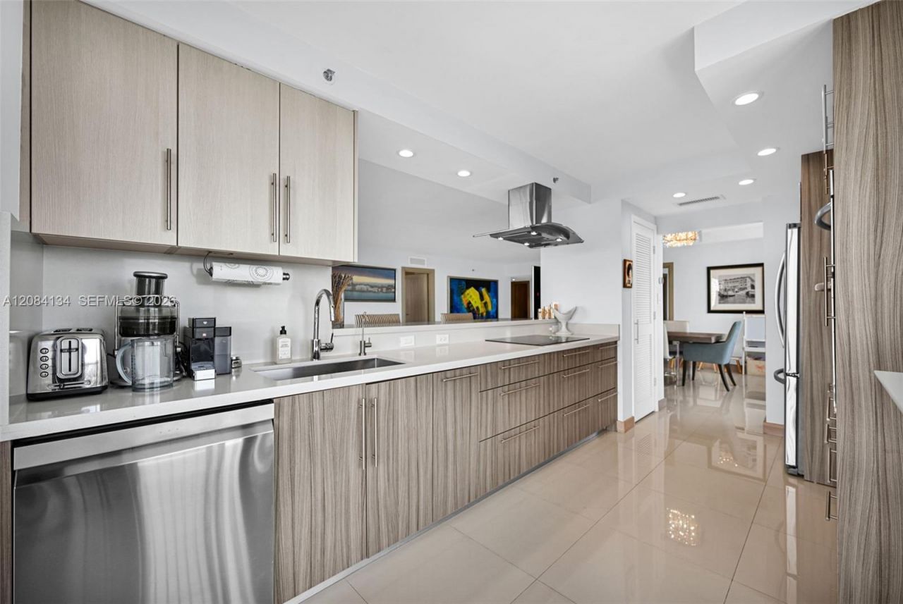 801 N Venetian Dr, Unit 1208, Miami, FL 33139 Photo