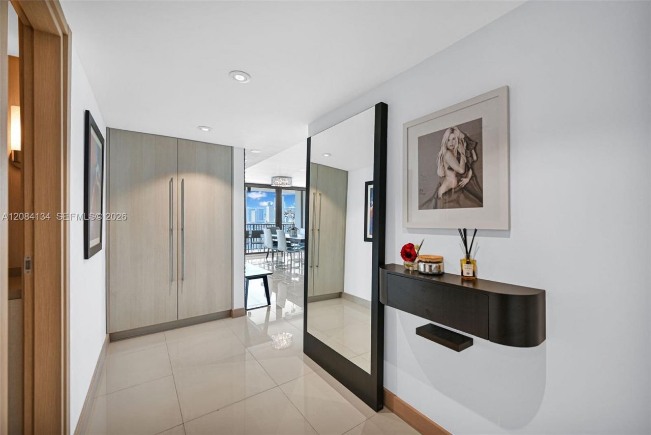 801 N Venetian Dr, Unit 1208, Miami, FL 33139 Photo