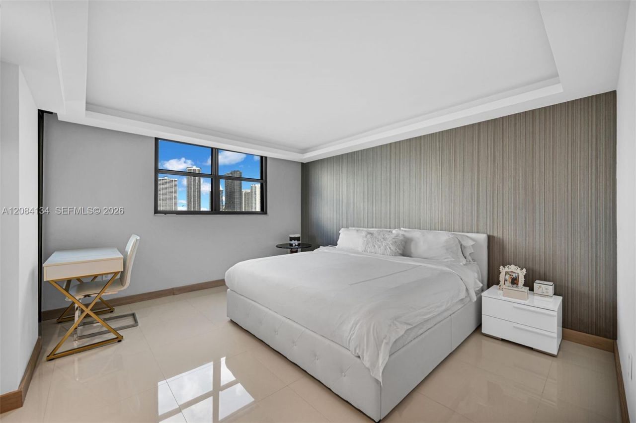801 N Venetian Dr, Unit 1208, Miami, FL 33139 Photo